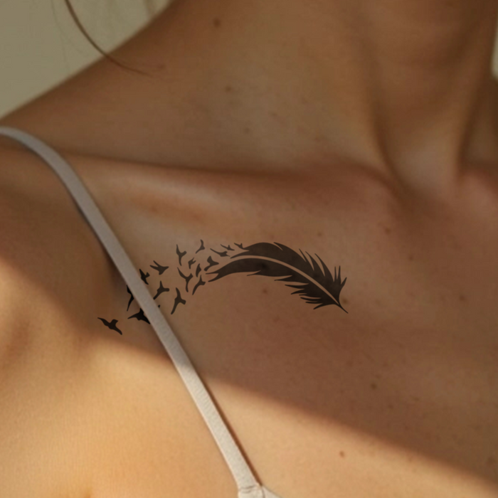 Feder mit Vögeln Tattoo