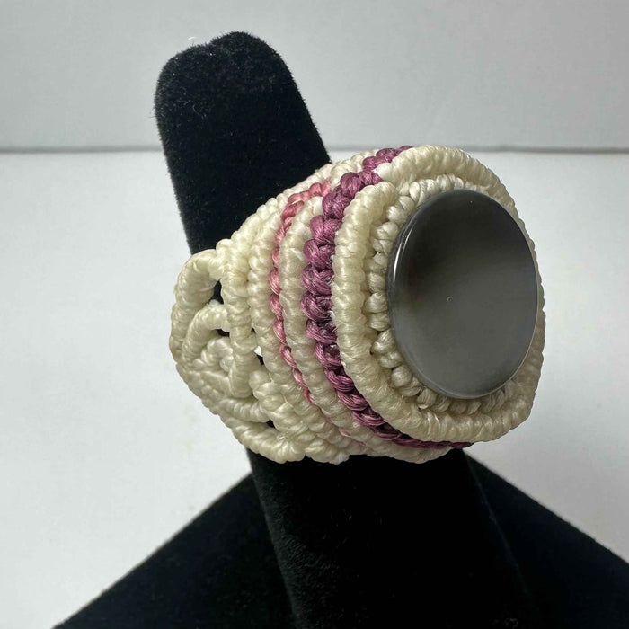 White Round Agate with Pink Size 7.5