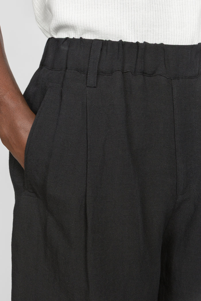 Single Pleated Pull-On Short - Black