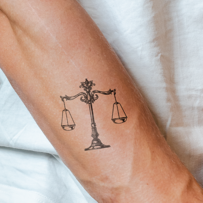 Waage der Gerechtigkeit Tattoo